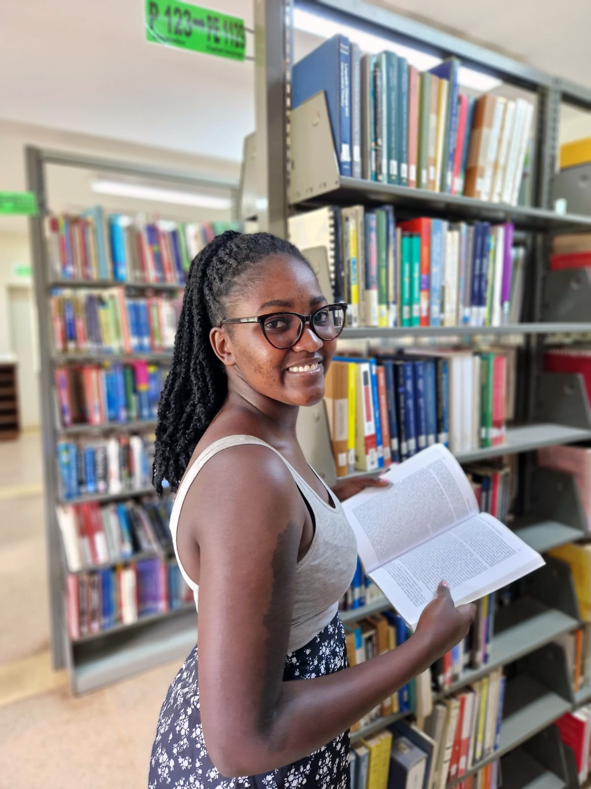 En kvinna i ett bibliotek som pluggar för ett stipendium