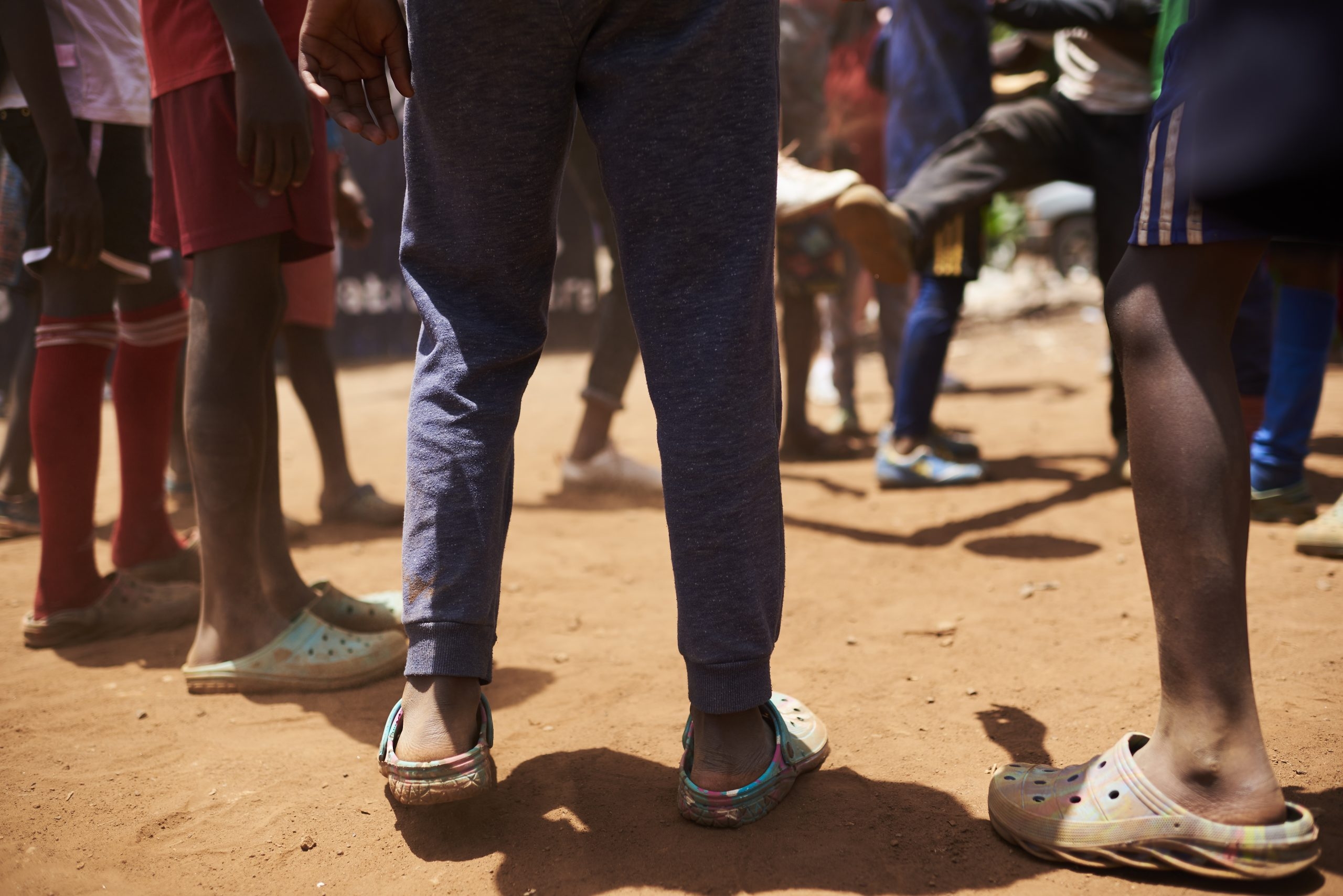 Barn spelar fotboll i Kenya.